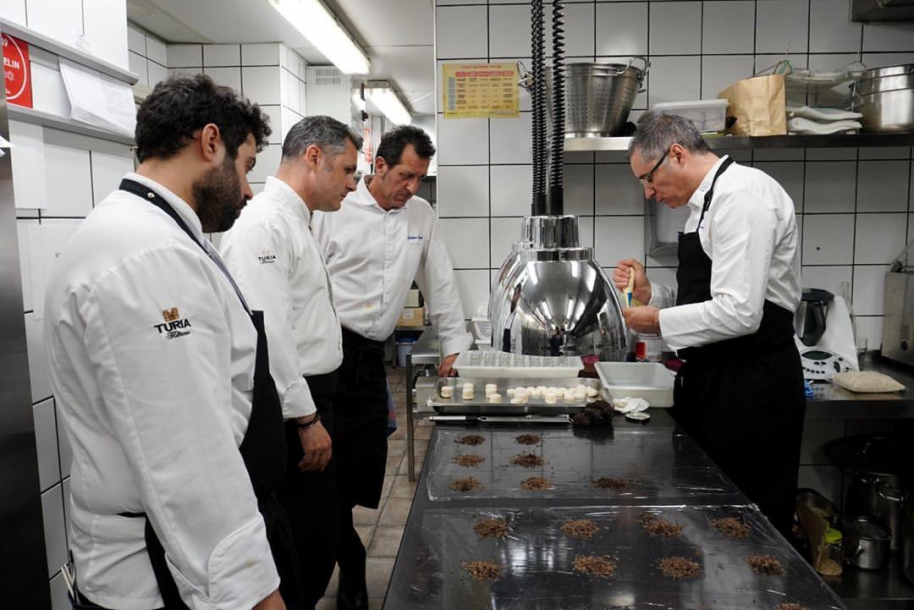 Carmelo Bosque cocinando, ante la atenta mirada del resto de cocineros